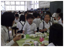 子どもたちと一緒に給食を食べている様子。