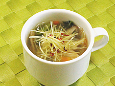 キノコと野菜の生姜風味スープ