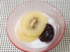 ヨーグルトキウイ添え