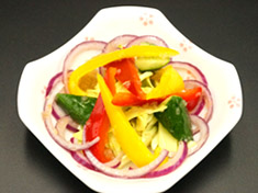 彩り野菜のたっぷりたまねぎ酢和え