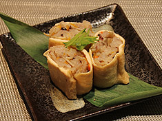 きのこ炊き込みご飯稲荷包み