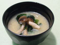 しめじとわかめの味噌汁