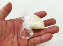 にんにくはラップで包み、３０～５０秒レンジアップして柔らかくしておきます