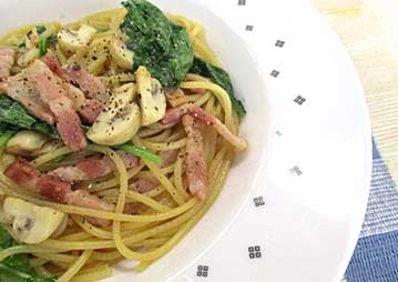 バター醤油のパスタ、ルッコラ添え