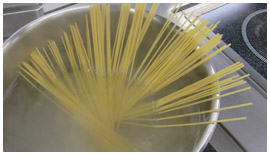 パスタを茹でる画像