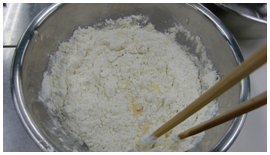 小麦粉をまぜる画像