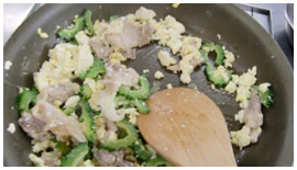 フライパンで豚肉を炒める画像