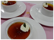 カラメルをプリンにかける画像