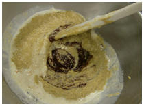チョコと生クリームと混ぜ合わせる画像