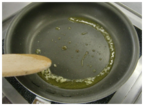 フライパンでにんにくの香りを出す画像