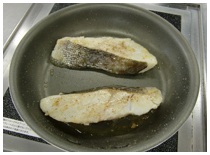魚をソテーする画像
