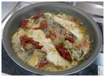 材料を入れ魚を煮込む画像
