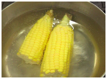 とうもろこしを茹でる画像