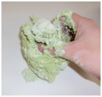 材料を捏ねる画像