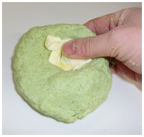 バターを加え捏ねる画像