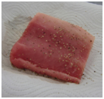 マグロに塩こしょうをふる画像