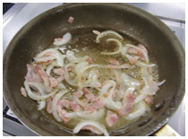 野菜を炒める画像