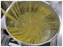 パスタを茹でる画像