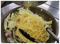 パスタを加える画像
