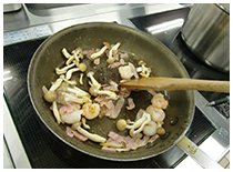 材料を炒める画像