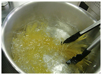 パスタを茹でる画像