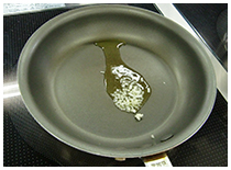 にんにくを加熱する画像