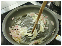 材料を炒める画像